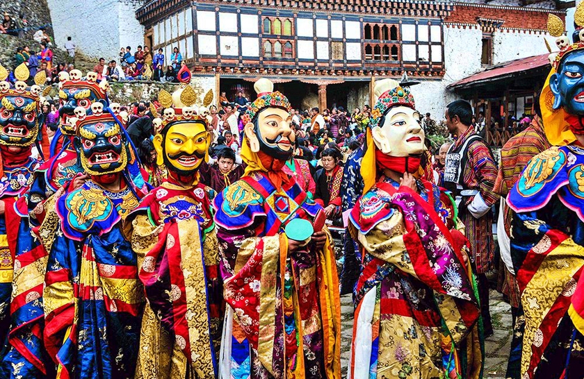 Du Xuân &quot;Vương quốc trên mây&quot; Bhutan, trải nghiệm các lễ hội kỳ lạ và xã hội mẫu hệ - Ảnh 8.