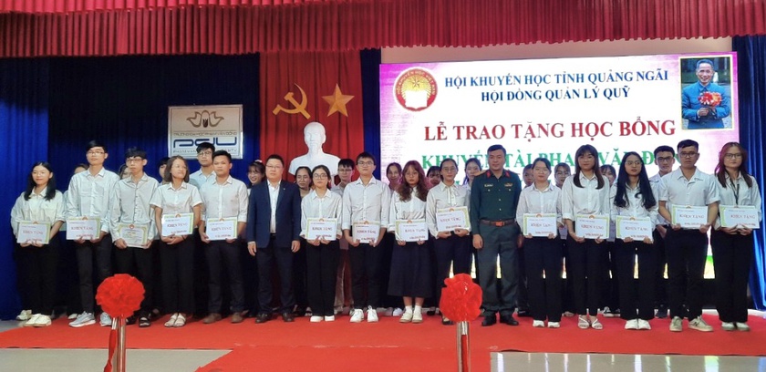 Trao 246 suất học bổng Phạm Văn Đồng cho sinh viên Quảng Ngãi học giỏi - Ảnh 1.