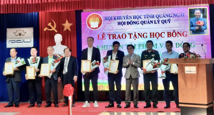 Trao 246 suất học bổng Phạm Văn Đồng cho sinh viên Quảng Ngãi học giỏi - Ảnh 3.