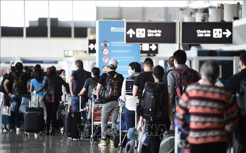 Hành khách chờ làm thủ tục tại sân bay Fiumicino ở Rome, Italy. Ảnh minh họa: AFP/TTXVN