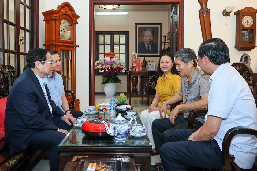 Thủ tướng Phạm Minh Chính dâng hương tưởng nhớ các cố Thủ tướng Chính phủ - Ảnh 2.