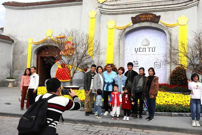 Quảng Ninh: Hơn 8.000 lượt khách đến Yên Tử trong 2 ngày đầu năm  - Ảnh 2.