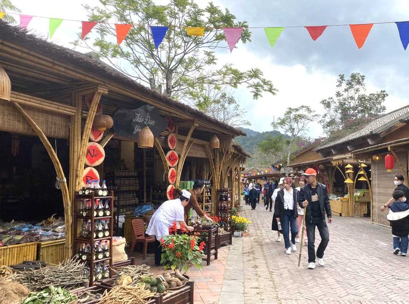 Quảng Ninh: Hơn 8.000 lượt khách đến Yên Tử trong 2 ngày đầu năm  - Ảnh 3.
