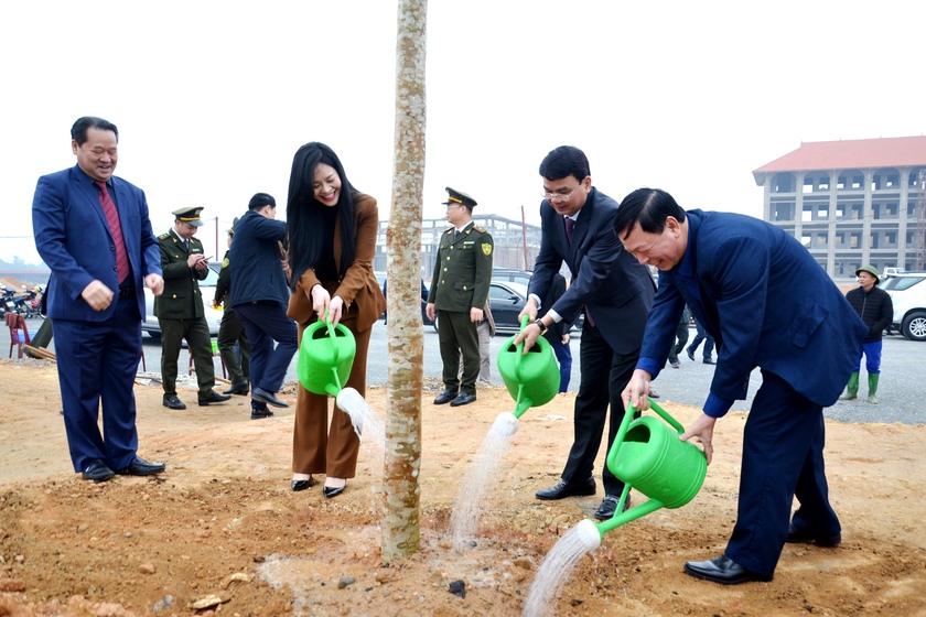 Lào Cai ra quân trồng 1 triệu cây xanh nhân Tết trồng cây xuân Quý Mão - Ảnh 1.