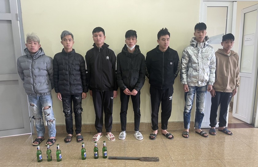 Quảng Ninh: Ngăn chặn kịp thời 40 thanh niên mang hung khí chuẩn bị hỗn chiến - Ảnh 2.