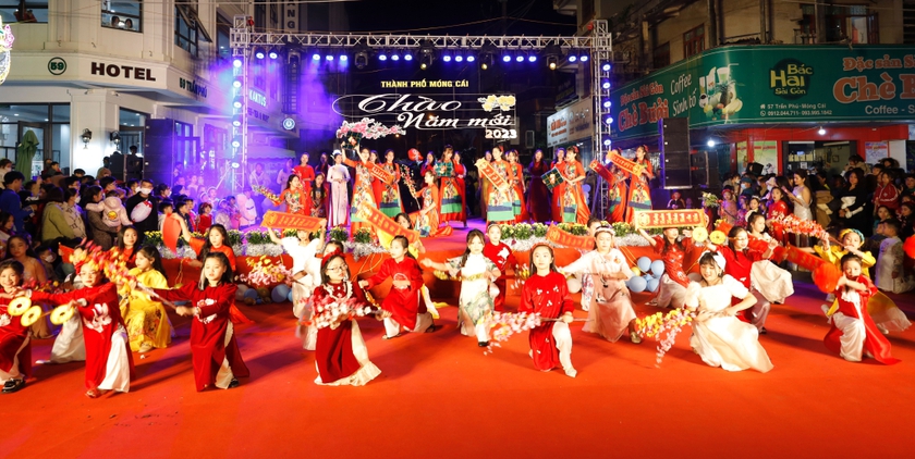 Hơn 100.000 lượt khách đến Quảng Ninh dịp Tết Dương lịch - Ảnh 3.