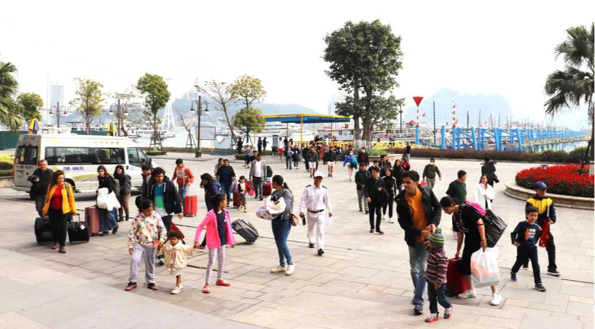 Hơn 100.000 lượt khách đến Quảng Ninh dịp Tết Dương lịch - Ảnh 1.
