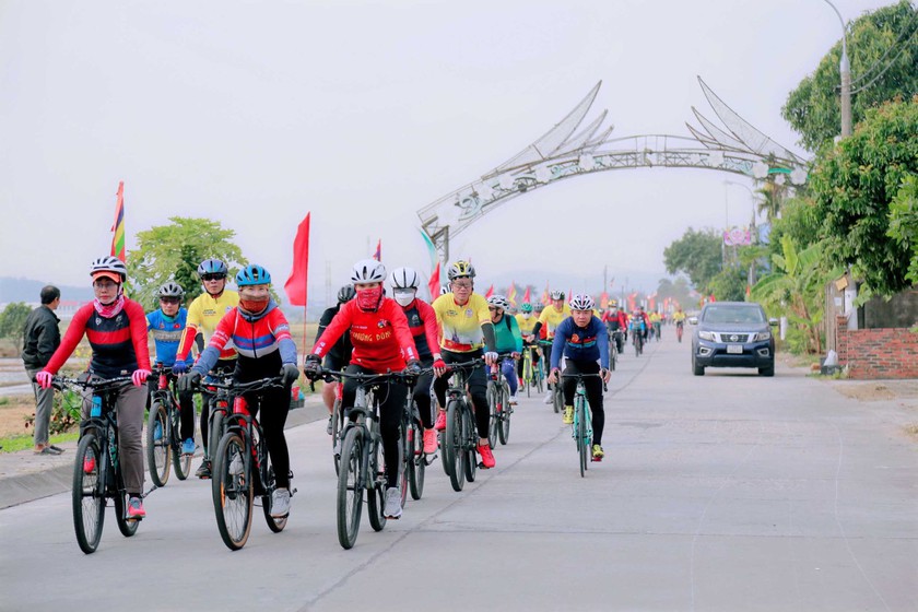 Quảng Ninh: 350 vận động viên đạp xe diễu hành quảng bá du lịch Đông Triều - Ảnh 1.