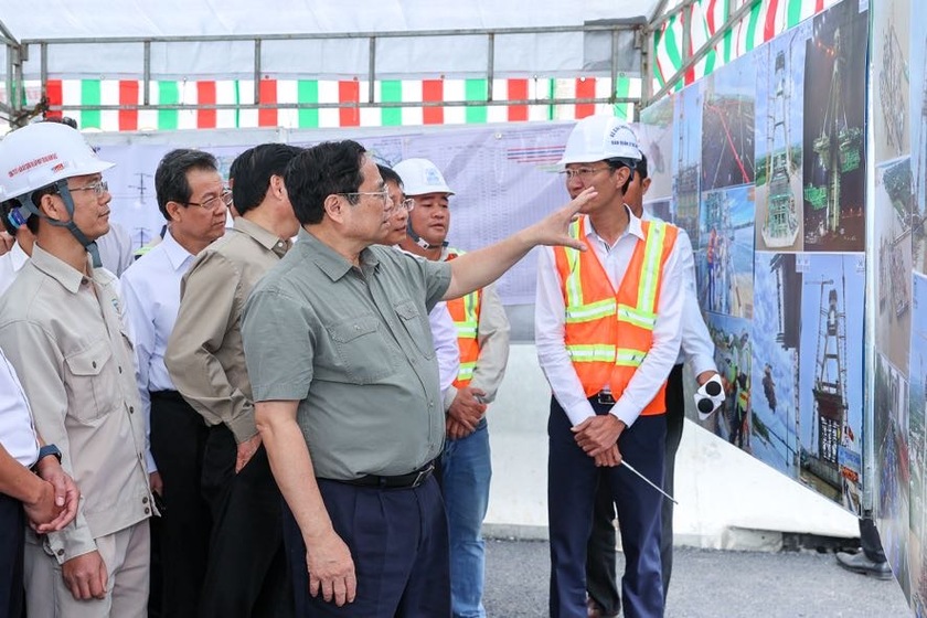 Thủ tướng kiểm tra hiện trường, đôn đốc các dự án cao tốc Đồng bằng sông Cửu Long - Ảnh 1.