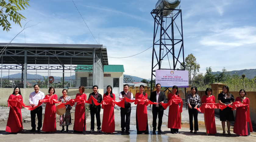 Hội Khuyến học tỉnh Lâm Đồng khánh thành công trình giếng khoan và trao hàng trăm phần quà tặng học sinh - Ảnh 1.