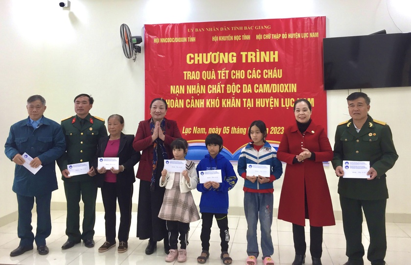 Bắc Giang: Trao quà Tết tặng 50 học sinh là con em nạn nhân chất độc màu da cam - Ảnh 1.