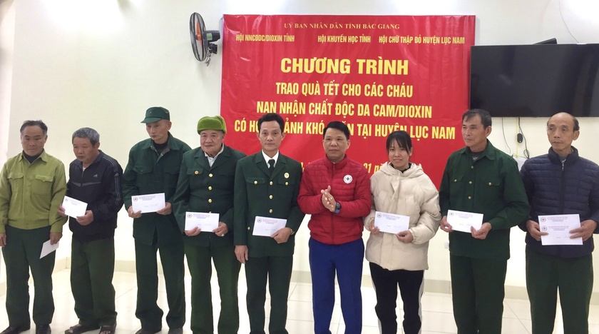 Bắc Giang: Trao quà Tết tặng 50 học sinh là con em nạn nhân chất độc màu da cam - Ảnh 3.
