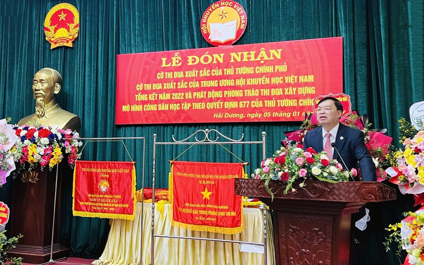 Hội Khuyến học tỉnh Hải Dương đón nhận cờ thi đua của Thủ tướng Chính phủ  - Ảnh 1.