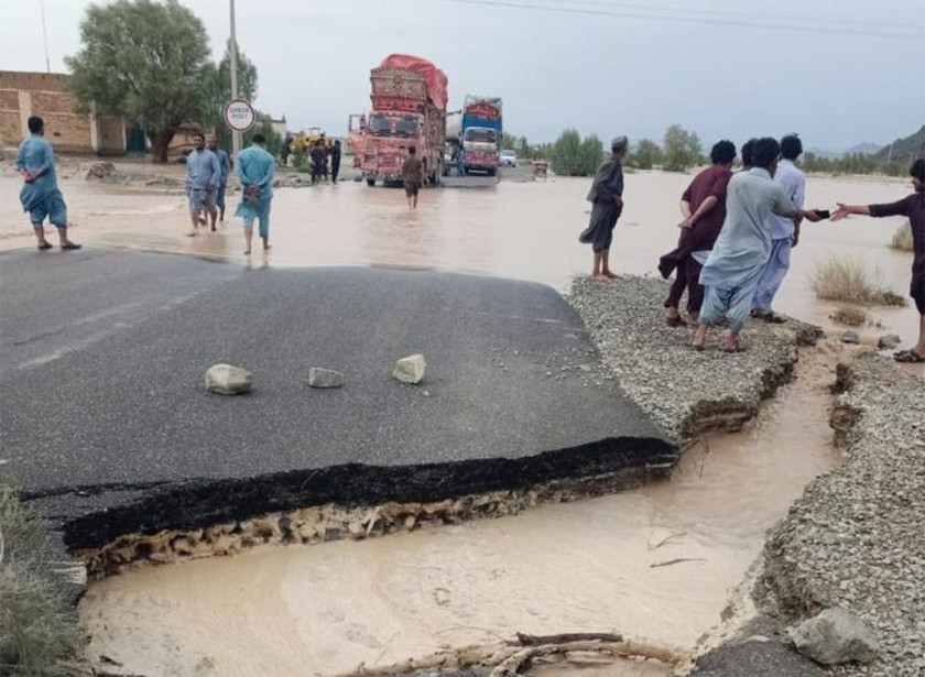 Pakistan: Thảm họa lũ lụt năm 2022 có thể khiến 14,6 triệu người nghèo đói - Ảnh 2.