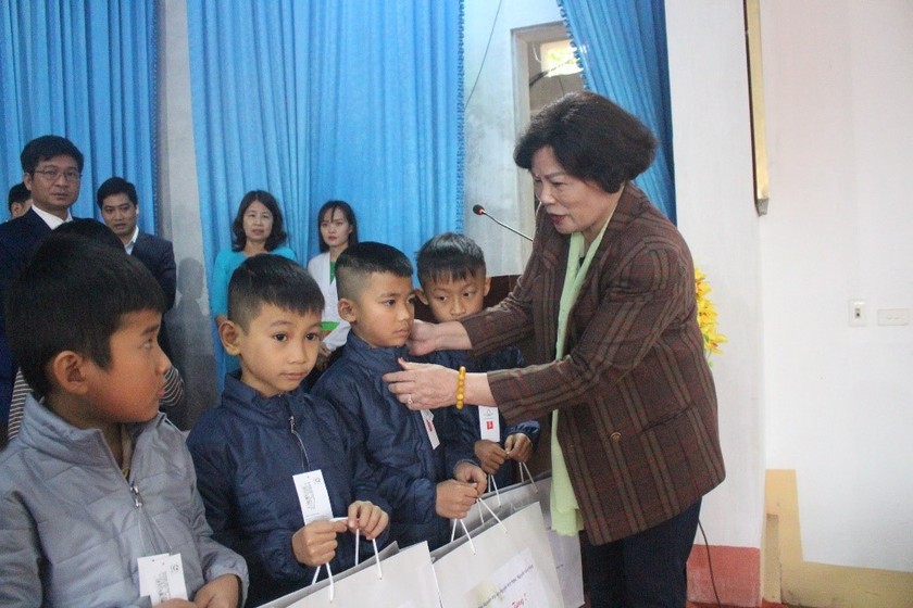 Phú Thọ: Trao “Mái ấm khuyến học” và hàng trăm suất quà Tết tặng học sinh hoàn cảnh khó khăn - Ảnh 5.