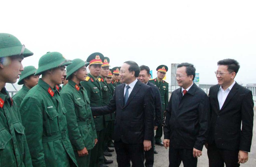 Quảng Ninh: Bí thư Tỉnh ủy thăm, chúc Tết quân và dân tuyến biển đảo Cô Tô và Vân Đồn - Ảnh 1.