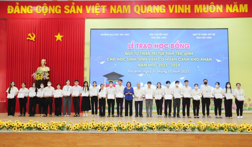 Trà Vinh: Trao học bổng tặng 435 học sinh, sinh viên vượt khó, hiếu học - Ảnh 2.