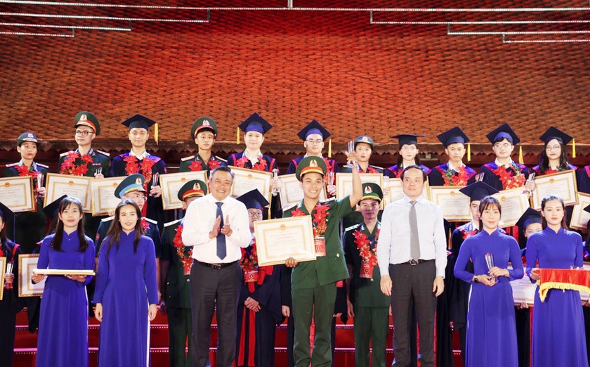 Hà Nội vinh danh 96 thủ khoa tốt nghiệp xuất sắc năm 2023 - Ảnh 4.