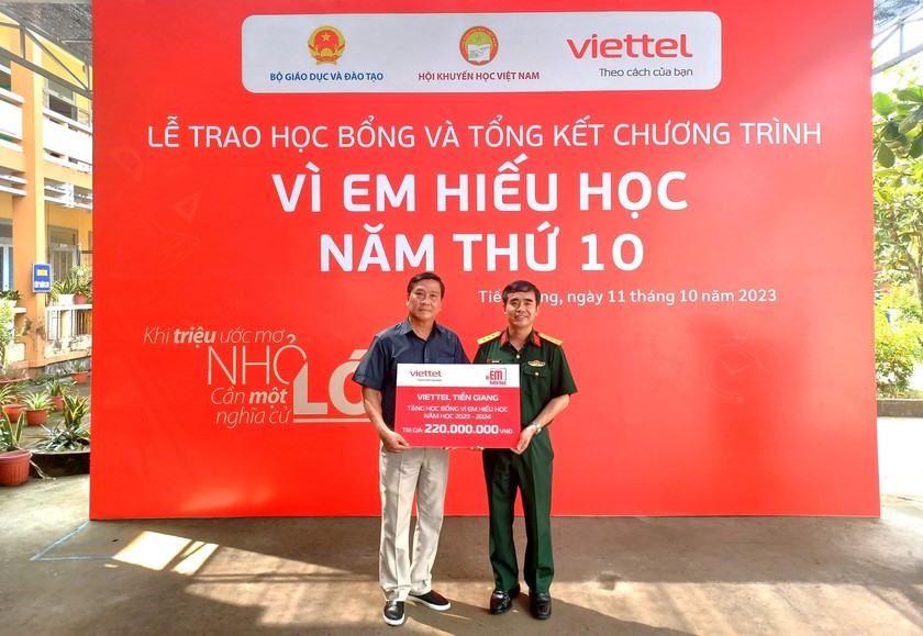 Tiền Giang: Trao 110 suất học bổng &quot;Vì em hiếu học&quot; tặng học sinh có hoàn cảnh đặc biệt khó khăn - Ảnh 1.