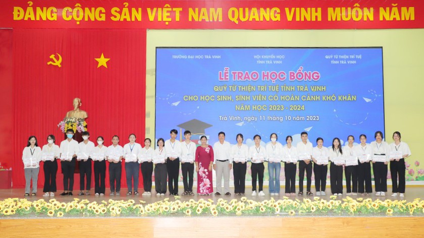 Trà Vinh: Trao học bổng tặng 435 học sinh, sinh viên vượt khó, hiếu học - Ảnh 3.