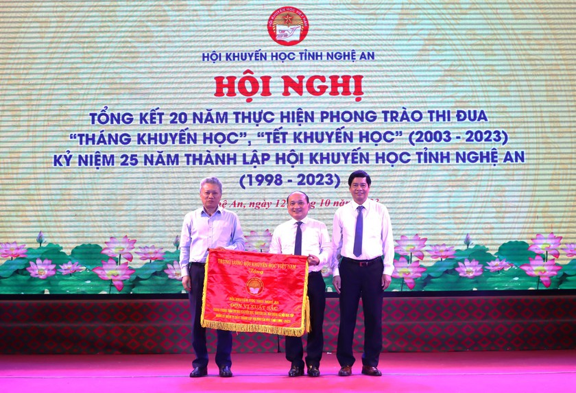 Hội Khuyến học tỉnh Nghệ An nhận Cờ thi đua xuất sắc của Trung ương Hội Khuyến học Việt Nam - Ảnh 1.