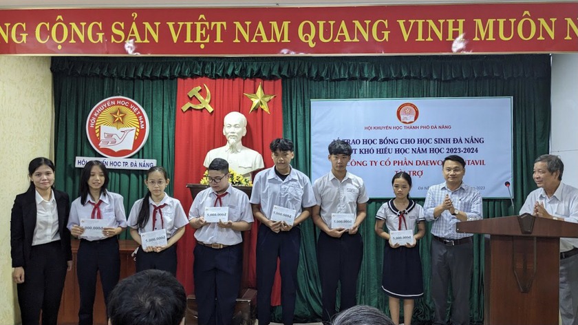 Đà Nẵng: Trao 100 triệu đồng học bổng tặng học sinh mồ côi - Ảnh 2.