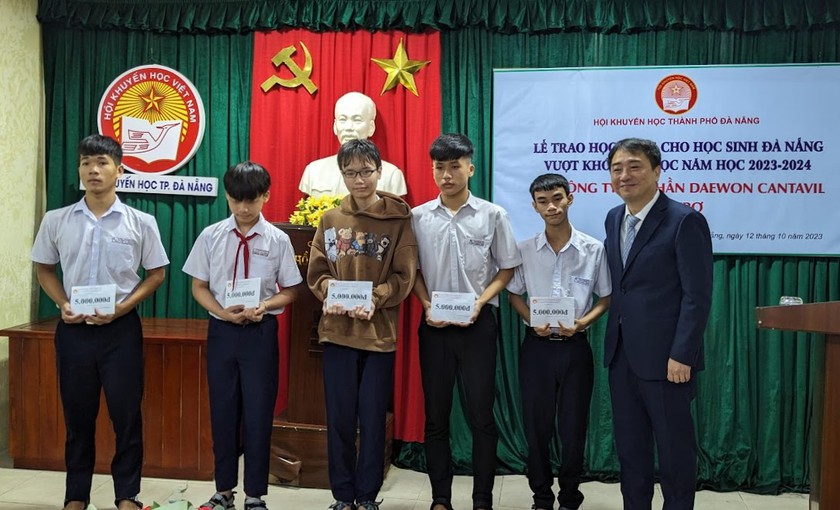 Đà Nẵng: Trao 100 triệu đồng học bổng tặng học sinh mồ côi - Ảnh 1.