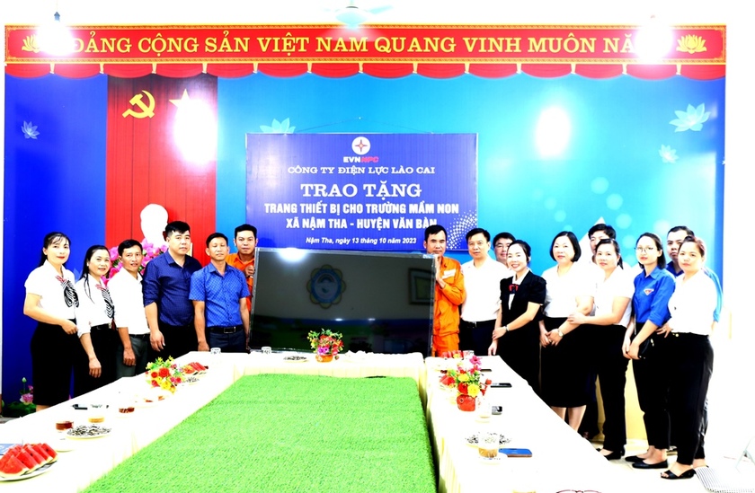 Điện lực Lào Cai hỗ trợ học sinh dân tộc thiểu số vùng sâu - Ảnh 1.