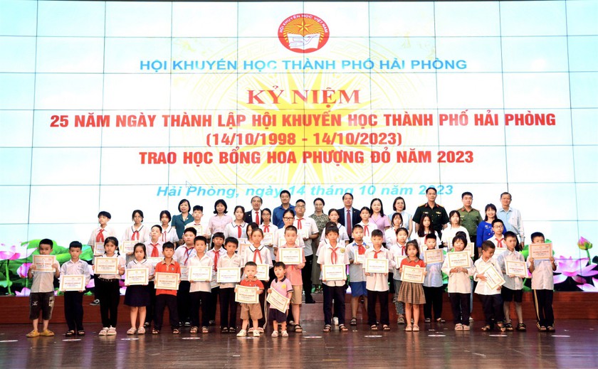 Học sinh vượt khó, hiếu học của thành phố Hải Phòng được nhận 384 triệu đồng học bổng Hoa Phượng Đỏ - Ảnh 1.