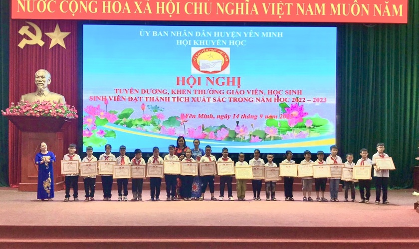 Bà Hoàn &quot;khuyến học&quot;: Người góp công thắp sáng vùng cao Yên Minh, tỉnh Hà Giang - Ảnh 2.