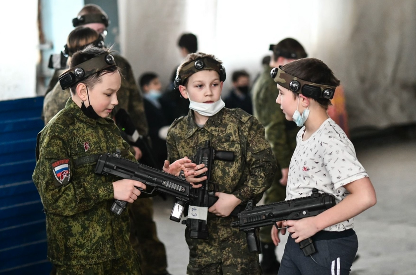 Kể từ tháng 9 năm 2023, khóa học quân sự cơ bản được đưa vào chương trình giảng dạy chính thức của trường học ở Nga. Ảnh: The Insider