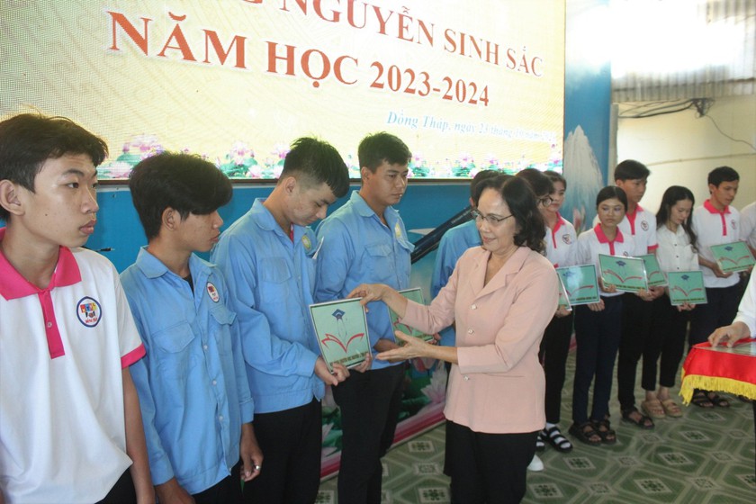 Đồng Tháp: Trao 80 học bổng Nguyễn Sinh Sắc tặng học sinh, sinh viên thuộc hộ nghèo - Ảnh 1.