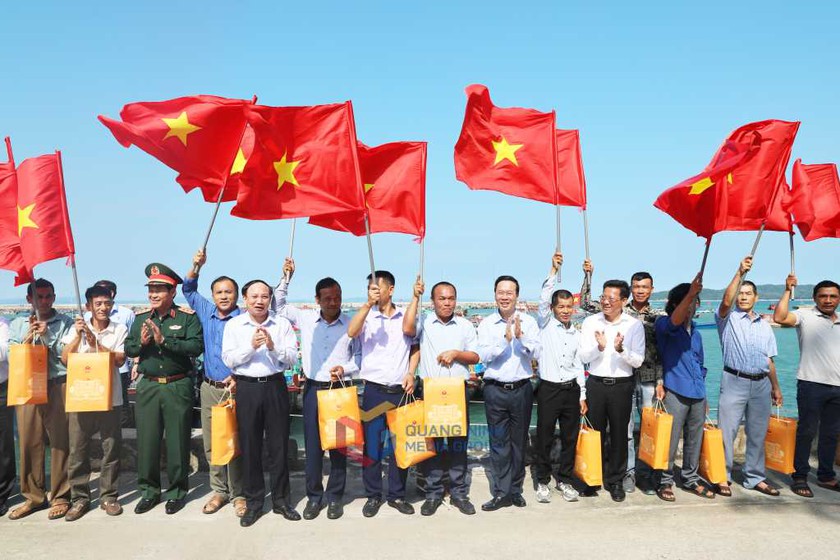 Quảng Ninh: Chủ tịch nước Võ Văn Thưởng thăm quân và dân huyện đảo Cô Tô - Ảnh 4.