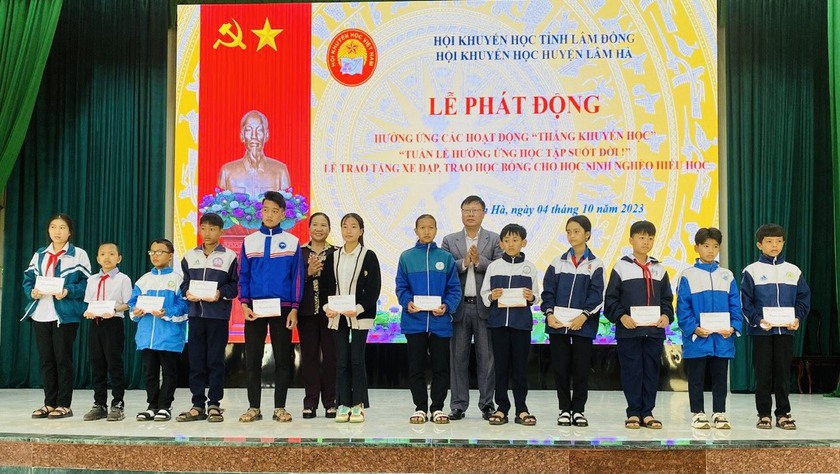 Lâm Đồng: Trao 20 xe đạp và 98 suất học bổng tặng học sinh hoàn cảnh đặc biệt khó khăn - Ảnh 2.