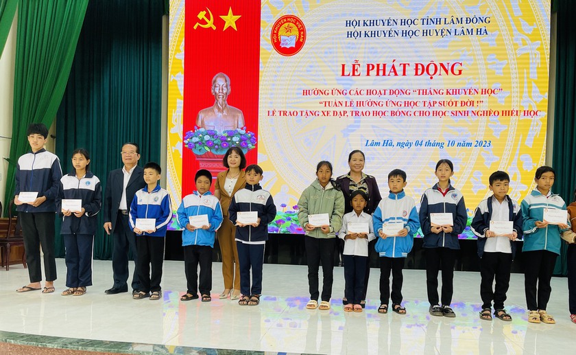 Lâm Đồng: Trao 20 xe đạp và 98 suất học bổng tặng học sinh hoàn cảnh đặc biệt khó khăn - Ảnh 1.