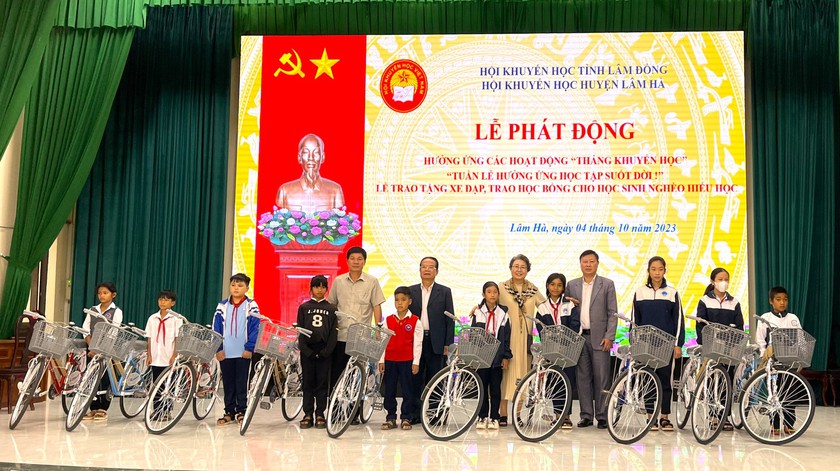 Lâm Đồng: Trao 20 xe đạp và 98 suất học bổng tặng học sinh hoàn cảnh đặc biệt khó khăn - Ảnh 3.