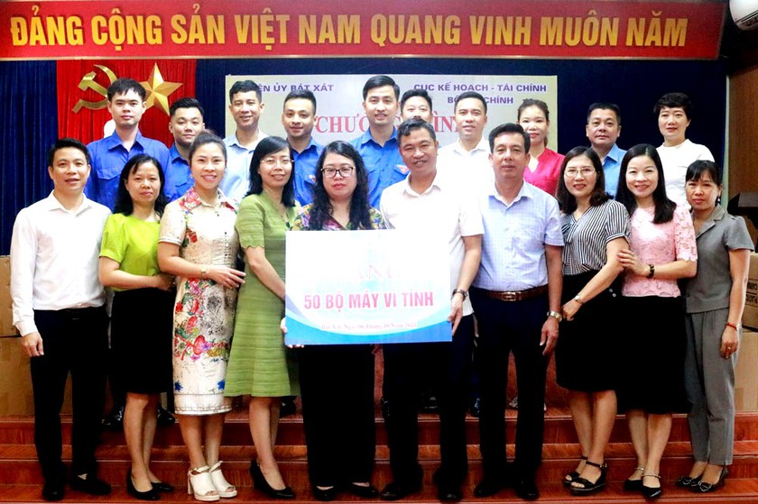 Tặng 50 bộ máy tính cho học sinh vùng cao Lào Cai - Ảnh 1.