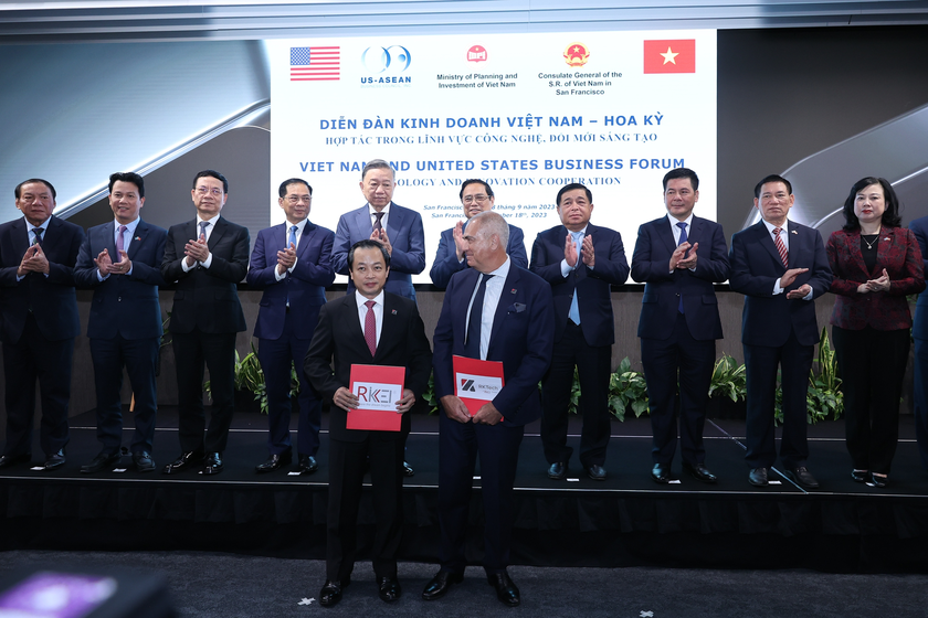 Tại Diễn đàn, Thủ tướng Phạm Minh Chính và các đại biểu chứng kiến lễ trao một số thỏa thuận hợp tác Hoa Kỳ. Ảnh: VGP/Nhật Bắc