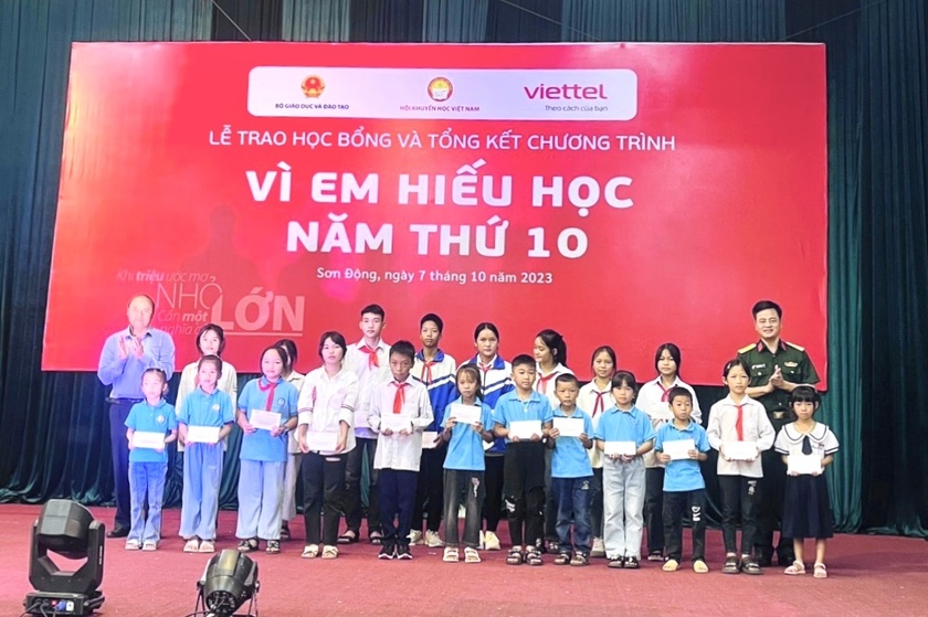740 triệu đồng học bổng &quot;Vì em hiếu học&quot; tặng học sinh tại tỉnh Bắc Giang  - Ảnh 1.
