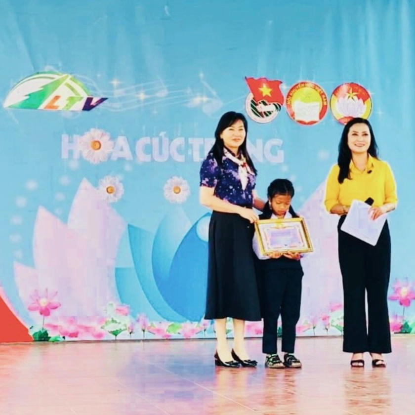 Lâm Đồng: Hơn 144 triệu đồng từ chương trình Hoa Cúc Trắng tặng học sinh hoàn cảnh khó khăn - Ảnh 1.