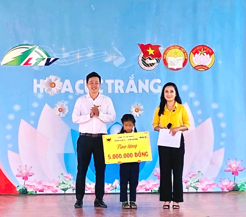 Lâm Đồng: Hơn 144 triệu đồng từ chương trình Hoa Cúc Trắng tặng học sinh hoàn cảnh khó khăn - Ảnh 2.