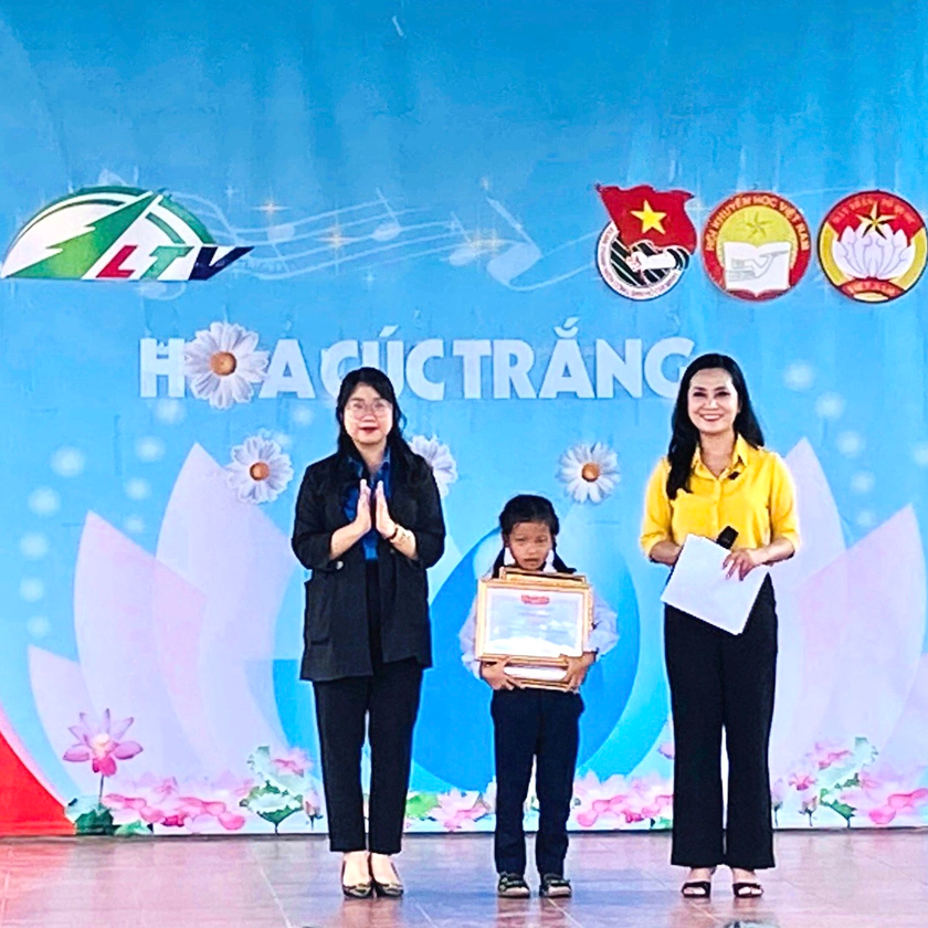 Lâm Đồng: Hơn 144 triệu đồng từ chương trình Hoa Cúc Trắng tặng học sinh hoàn cảnh khó khăn - Ảnh 3.