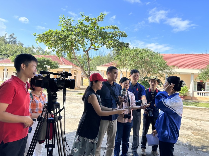 Hội Nhà báo Hà Nội: Trao quà cho học sinh trường tiểu học Bình Thuận, Bình Sơn, Quảng Ngãi - Ảnh 7.