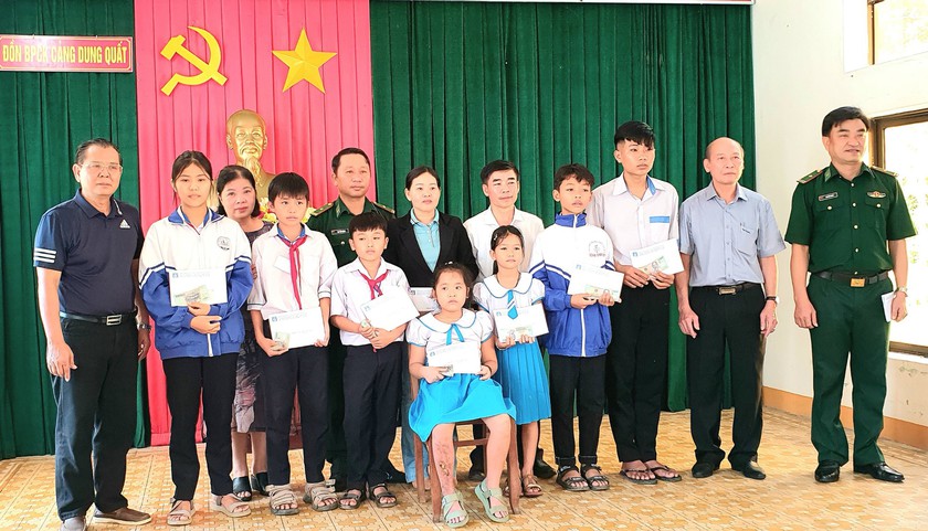 Hội Nhà báo Hà Nội: Trao quà cho học sinh trường tiểu học Bình Thuận, Bình Sơn, Quảng Ngãi - Ảnh 5.