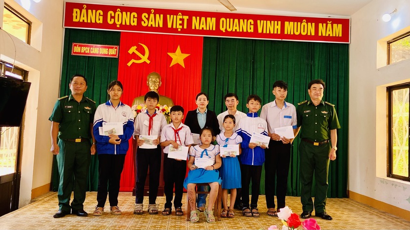 Hội Nhà báo Hà Nội: Trao quà cho học sinh Bình Thuận, Bình Sơn, Quảng Ngãi - Ảnh 4.