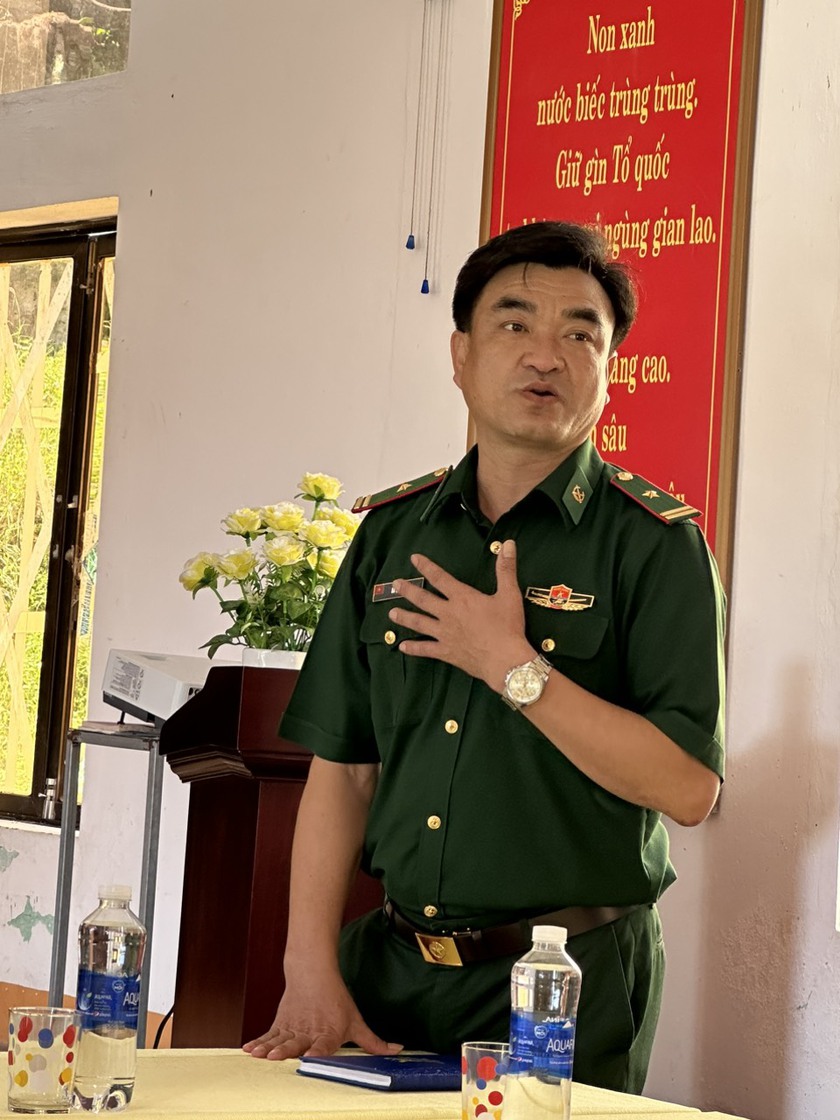 Hội Nhà báo Hà Nội: Trao quà cho học sinh trường tiểu học Bình Thuận, Bình Sơn, Quảng Ngãi - Ảnh 2.