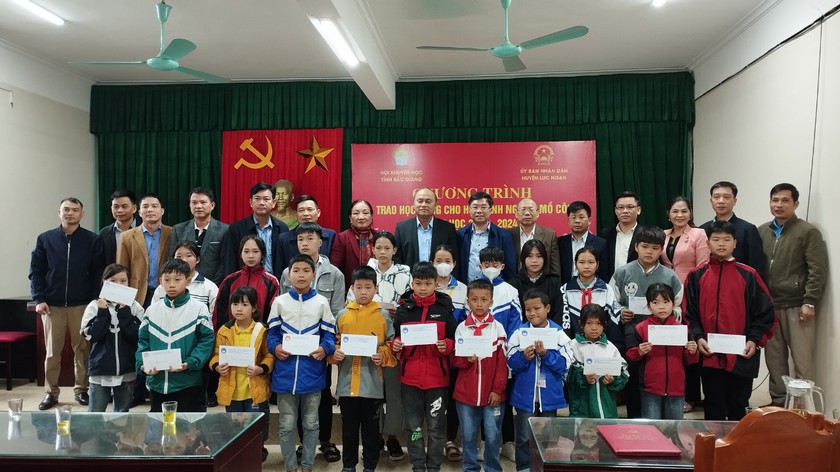Bắc Giang: Hơn nửa tỉ đồng học bổng tặng học sinh vượt khó, hiếu học- Ảnh 3.