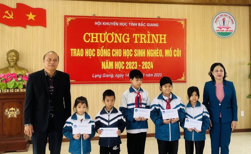 Bắc Giang: Hơn nửa tỉ đồng học bổng tặng học sinh vượt khó, hiếu học- Ảnh 1.