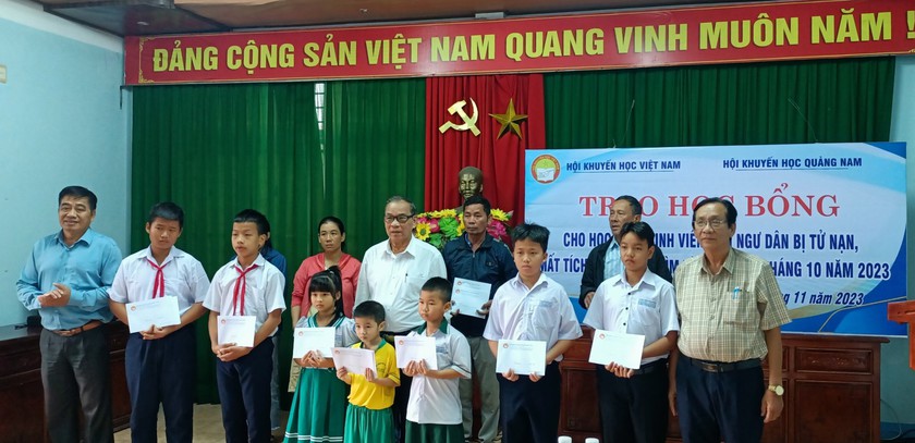 Quảng Nam: Trao học bổng tặng học sinh, sinh viên có người thân tử nạn, mất tích trong vụ chìm tàu- Ảnh 1.