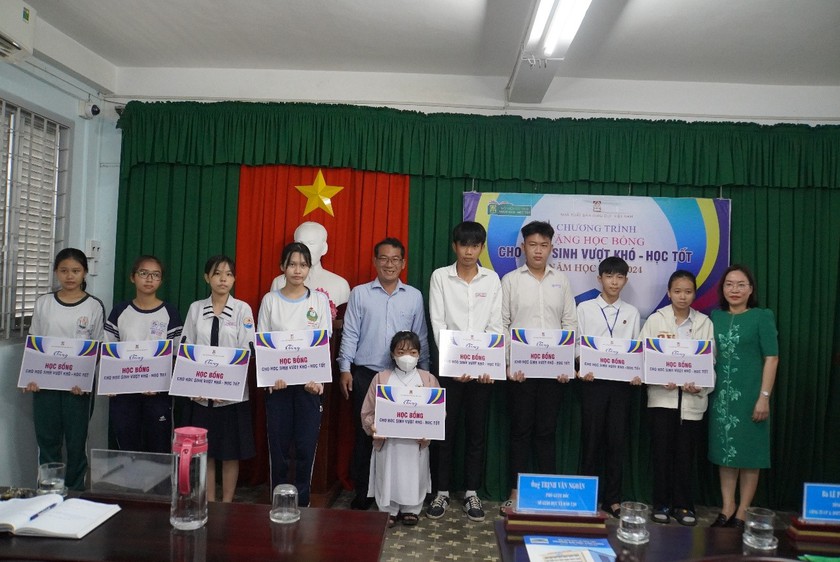Chương trình trao tặng học bổng của Nhà xuất bản Giáo dục Việt Nam tiếp tục đến với các học sinh vượt khó học tốt- Ảnh 1.
